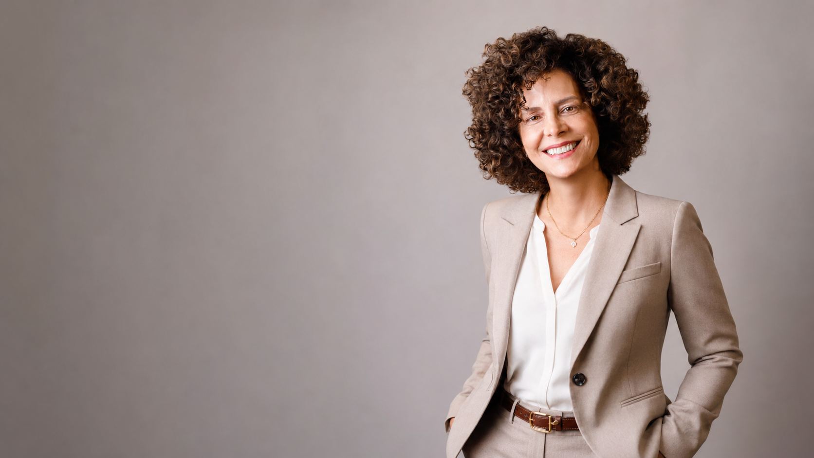 Sandra Ruiz, estrategista digital, sentada em poltrona preta